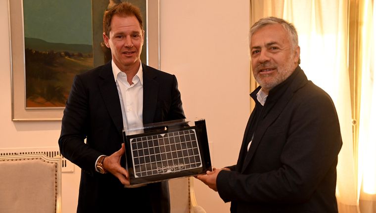 Cornejo, con Jorge Brito (de Genneia), luego de anunciar inversiones por más de 200 millones de dólares. Foto: Gobierno