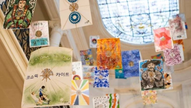 Los viejos barriletes de papel fueron reemplazados por otros plásticos, con imágenes de superhéroes. Foto: MDZ