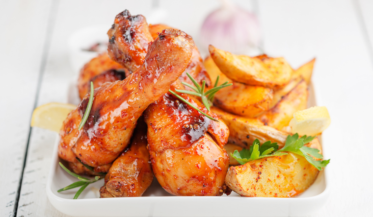 Para agasajar a tus seres queridos, este pollo con patatas al horno es la opción ideal Foto: Shutterstock