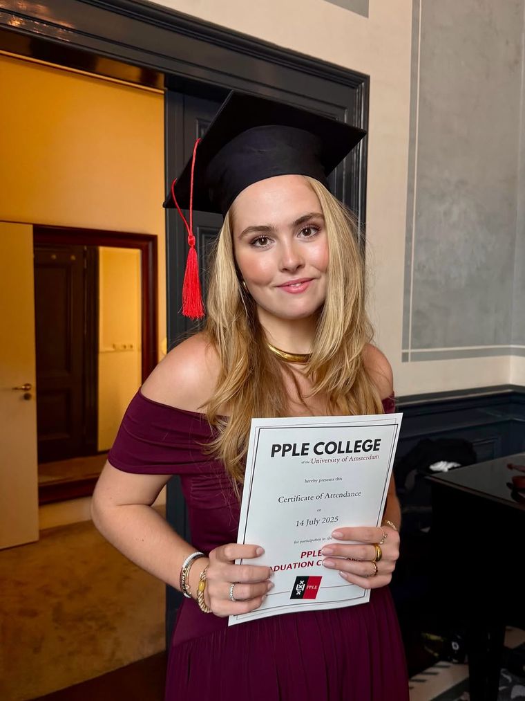 Amalia de Orange se recibió con honores en la Universidad de Ámsterdam. Amalia de Orange se recibió con honores en la Universidad de Ámsterdam.