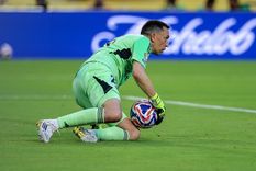 Agustín Marchesín vivió un incómodo momento con un hincha al llegar al país. Foto: EFE