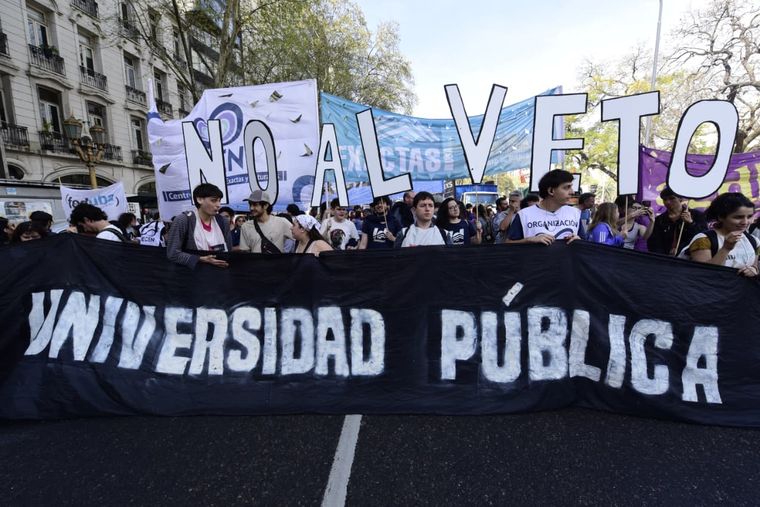 Las columnas universitarias comienzan a llegar al Congreso en esta Marcha Federal Universitaria.