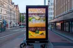 los insolitos carteles en amsterdam tras prohibir la publicidad de carne en la via publica