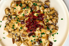 Esta receta tiene su origen en preparaciones campesinas donde se aprovechaban los ingredientes frescos recolectados del campo.