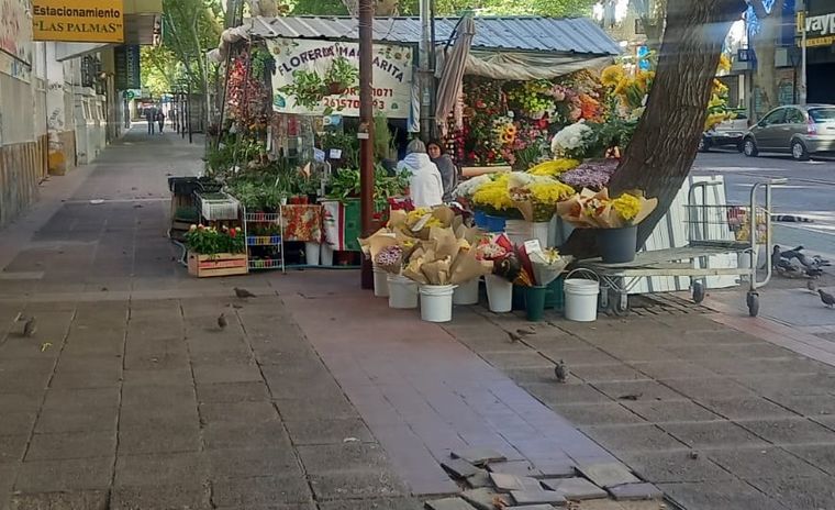 Ni el puesto ni las condiciones urbanas parecen propias del Kilometro 0 de la Ciudad de Mendoza. Ni el puesto ni las condiciones urbanas parecen propias del Kilometro 0 de la Ciudad de Mendoza.