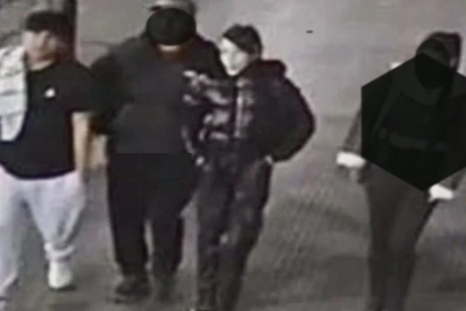 Los cuatro se juntaron en un local de comida rápida. Los cuatro se juntaron en un local de comida rápida.