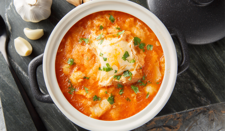 Antiguamente, la receta se preparaba solo con agua y ajo cuando no había caldo.