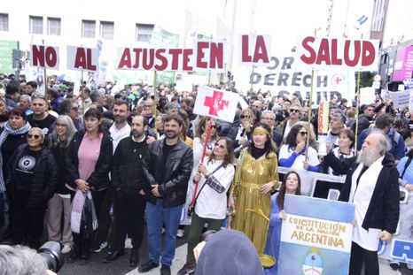 En la marcha por la salud de este miércoles, Juan Grabois dijo presente. En la marcha por la salud de este miércoles, Juan Grabois dijo presente.
