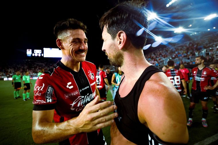 Matías Cóccaro junto a Lionel Messi después del partido