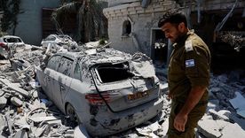 Un soldado israelí en una zona de Tamra, norte de Israel, gravemente afectada por los misiles iraníes. Un soldado israelí en una zona de Tamra, norte de Israel, gravemente afectada por los misiles iraníes.