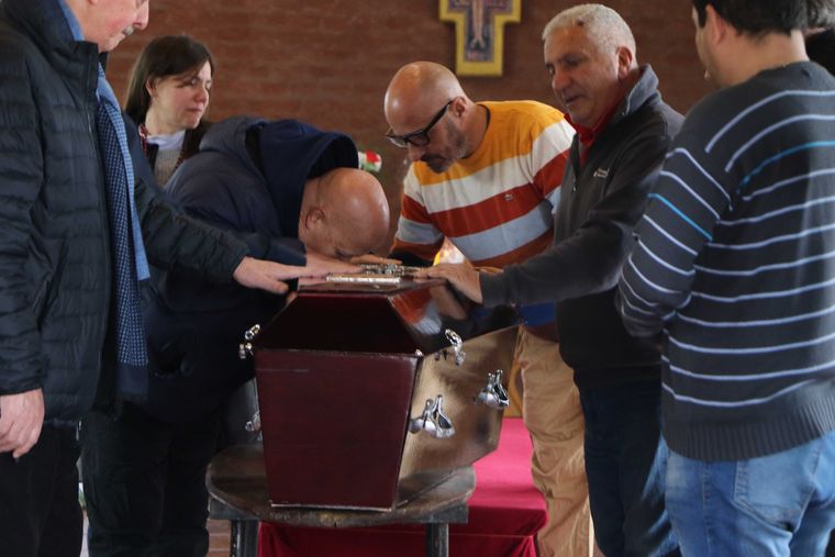 Dolor en el último adiós a Alberto Martín. Foto: RS Fotos. Dolor en el último adiós a Alberto Martín. Foto: RS Fotos.