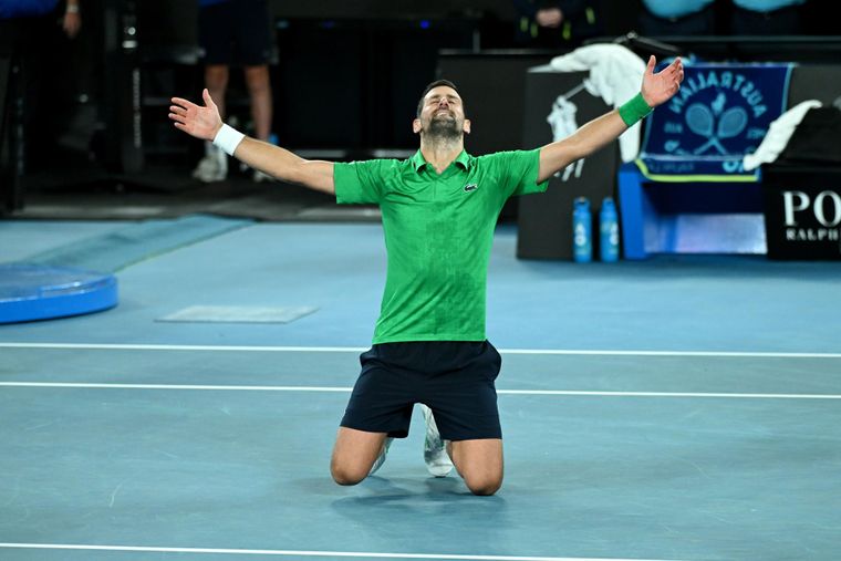 Novak Djokovic celebra su espectacular victoria en la semifinal del Australian Open contra Jannik Sinner.&nbsp;
