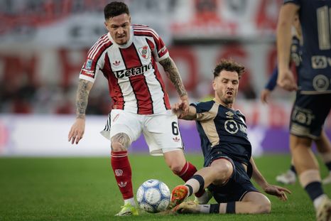 Aníbal Moreno y Tomás Molina luchan por la pelota en River-Argentinos.