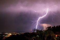 Las tormentas secas tienen el potencial de generar incendios forestales cuando las condiciones son favorables. Las tormentas secas tienen el potencial de generar incendios forestales cuando las condiciones son favorables.