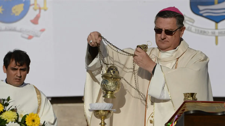 La iglesia acuerda en que no sea más la religión oficial, pero no en que desaparezca. La iglesia acuerda en que no sea más la religión oficial, pero no en que desaparezca.