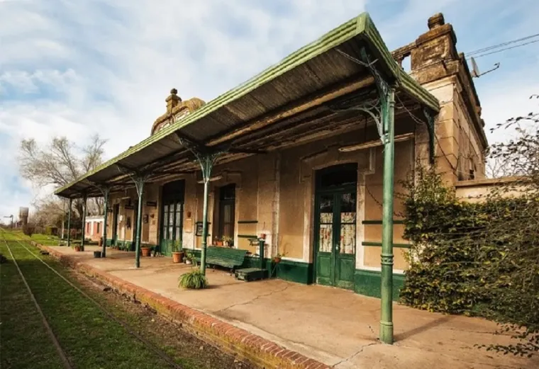 Este pueblo está 60 kilómetros de San Antonio de Areco. Este pueblo está 60 kilómetros de San Antonio de Areco.