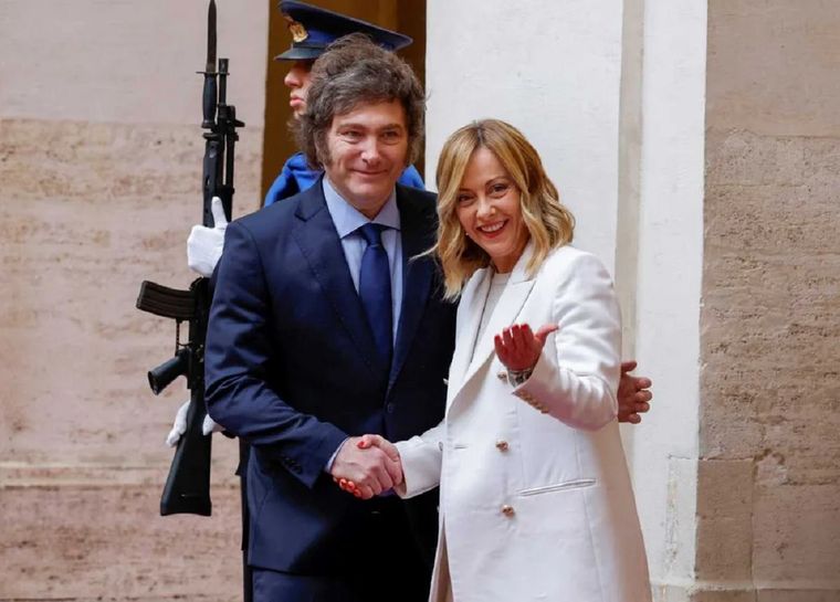 Milei fue recibido por la anfitriona Giorgia Meloni Foto: NA