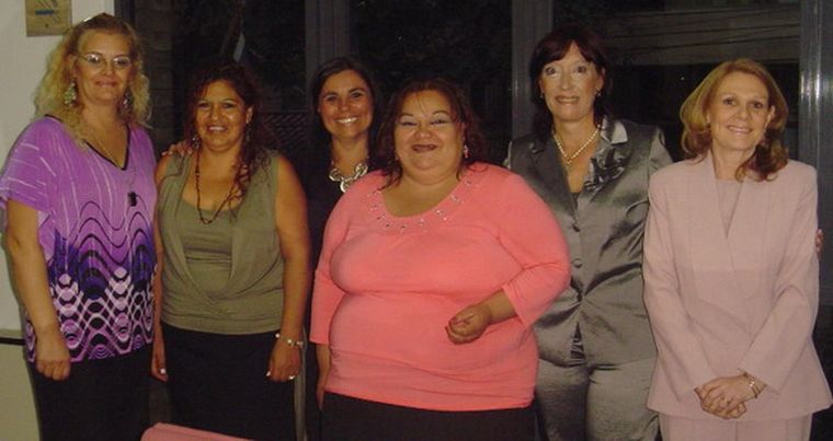 Las mujeres agasajadas: Lucía Rosales, Gladis Castro, Sandra Carrizo, Laura Luna, Mónica González y Magui Domínguez. Foto: Gentileza