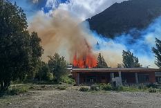 El intendente de Epuyén, José Contreras, confirmó que ya se quemó un centenar de viviendas, incluyendo los incendios que afectan a esta región de la Patagonia desde el año pasado.
