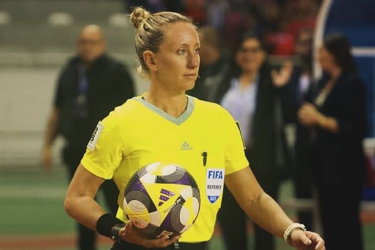 Tori Penso, árbitra del Mundial de Clubes y del Mundial Femenino, será la primera mujer en la historia en dirigir un partido de la Selección argentina.