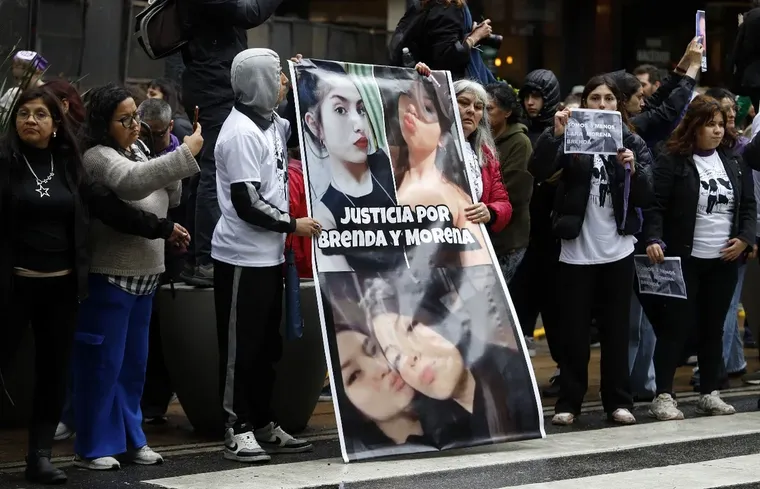 Las familias de las víctimas del triple crimen piden justicia. Las familias de las víctimas del triple crimen piden justicia.