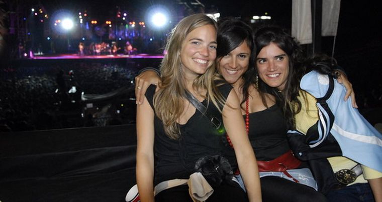 Mechi Iribarren, Cate y Vicky Castelli en la noche del Andes Vivo. De fondo, Las Pelotas. Foto: Nacho Gaffuri / MDZ