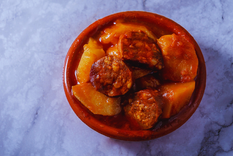 Esta receta era tradicionalmente preparada para dar energía a los trabajadores del campo en La Rioja gracias a su combinación de patatas y chorizo.