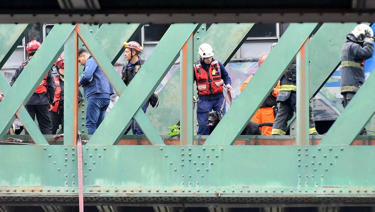 Los peritos ya trabajan en la zona del accidente. Foto: NA