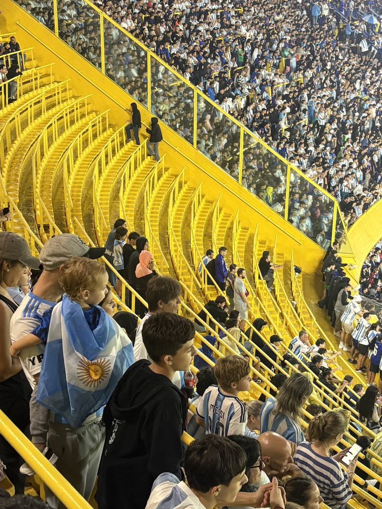 La Bombonera lucio con demasiados claros, fundamentalmente en las plateas. La Bombonera lucio con demasiados claros, fundamentalmente en las plateas. 