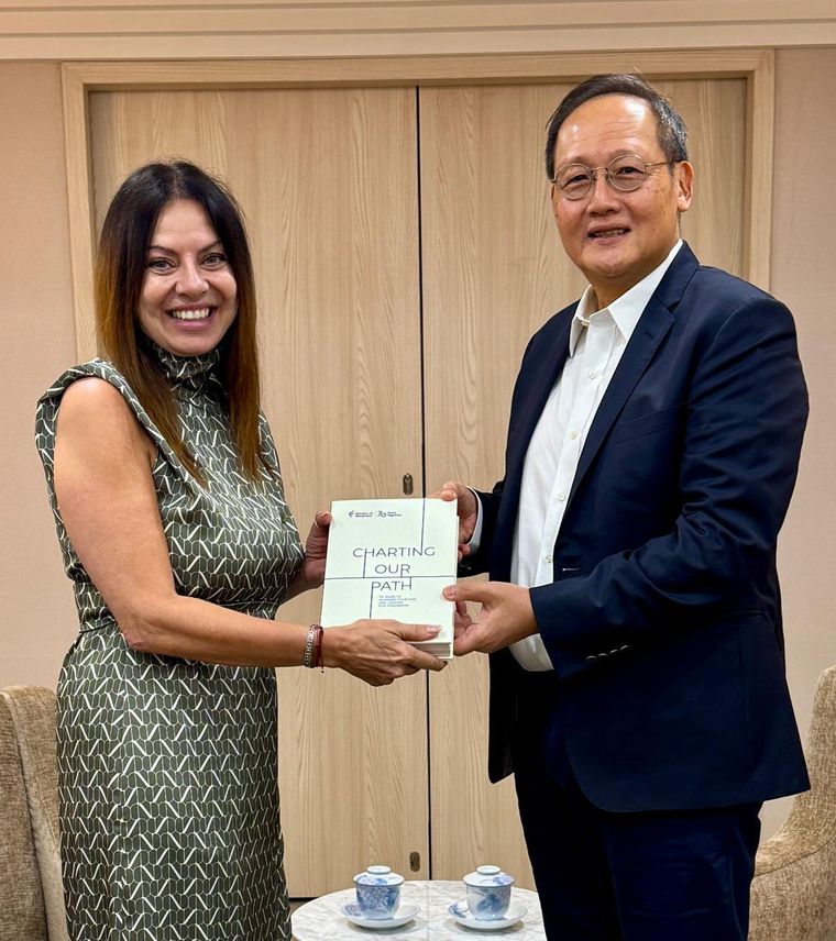 La ministra Sandra Pettovello junto al ministro de Trabajo de Singapur, Tan See Leng. 