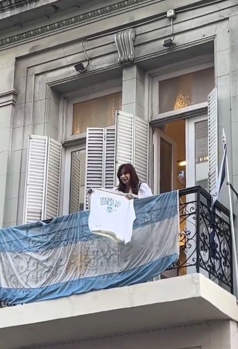 Cristina Kirchner se sumó a la marcha desde el balcón del Instituto Patria Foto: Captura de video