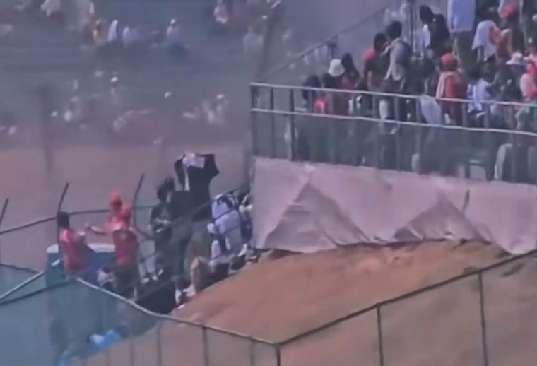 Trabajos contrarreloj en Suzuka tras el accidente que obligó a retrasar la largada.