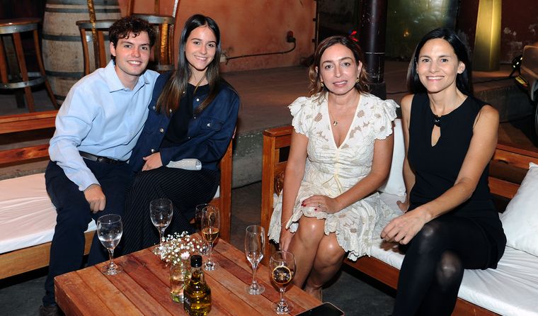 La mesa más jóven y con más onda. La mesa más jóven y con más onda.