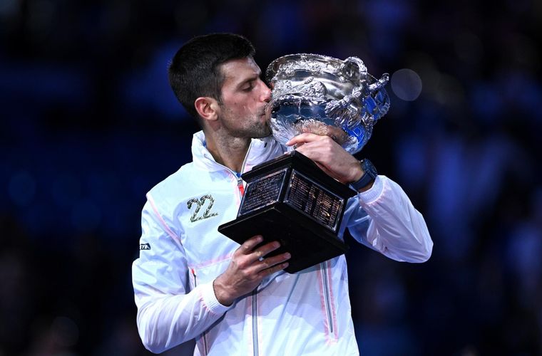 Djokovic besa el trofeo. Foto: EFE