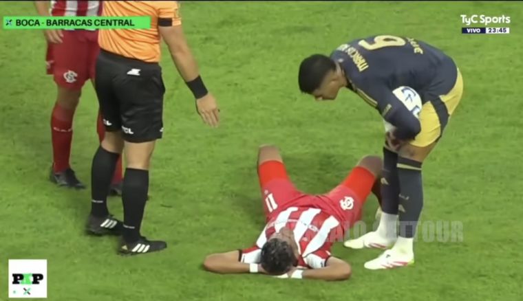 La honestidad del futbolista de Barracas que se cayó al piso y asustó a todos. Foto: Captura Paso a Paso