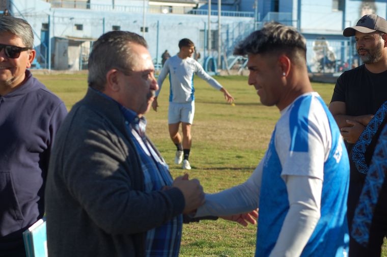 Carlos Quiroga asumió en Gutiérrez, acordó con el plantel y presentó a Pablo Jofré como director técnico.