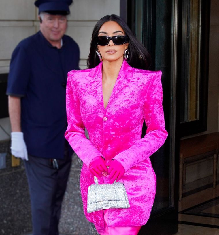 Kim Kardashian hace una dupla especial con un color súper conocido y tendencia 2021: el rosa. Foto: CelebritiesImages