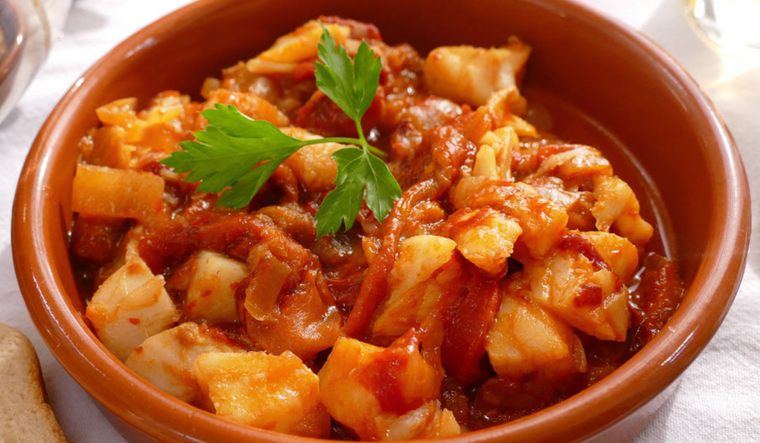 Aunque es una receta tradicional, el bacalao al ajoarriero sigue siendo muy popular en la cocina actual.