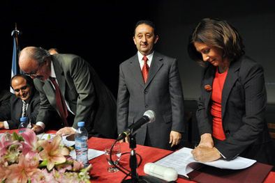 MDZol | Celso Jaque fue el anfitrión del acuerdo, en el teatro Independencia. Foto: Nacho Gaffuri / MDZ