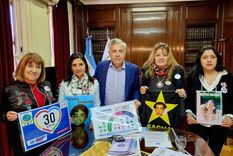 Alfredo Cornejo junto a Madres del Dolor y Fundación Estrellas Amarillas La Pampa y Fundación Estrellas Amarillas La Pampa Foto: Twitter @AlfredoCornejo