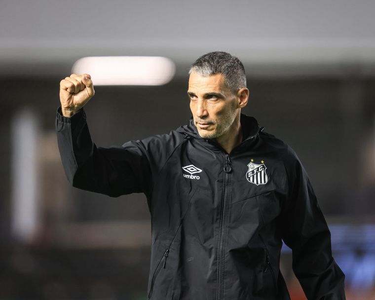 El exentrenador del Santos firmará un contrato por un año con Racing.&nbsp;