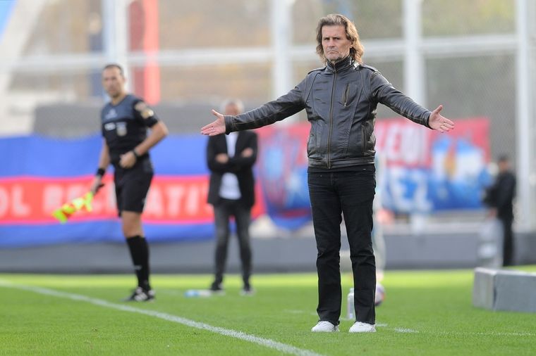 Insúa podría perder a Andrés Vombergar. Foto: Télam