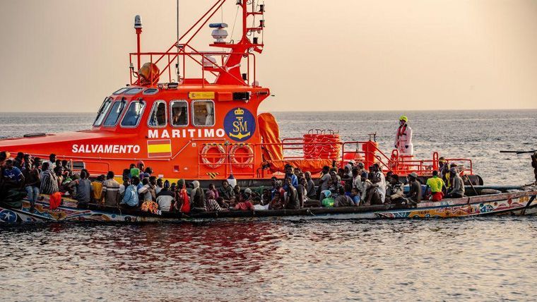 Miles de personas intentan cruzar a Canarias en barcos de madera abarrotados