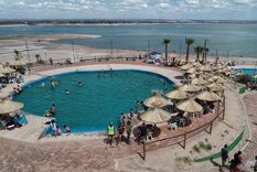 Mendocinos disfrutan la playita del Carrizal durante el verano.&nbsp;
