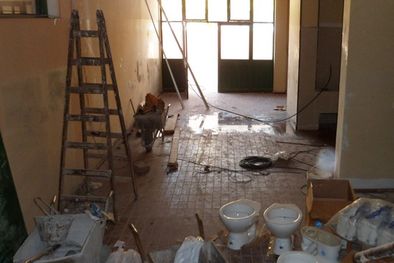 MDZol | Los baños fueron totalmente inutilizados por la empresa constructora.