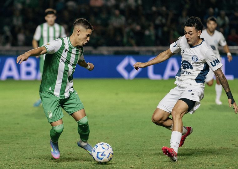 Tomás Bottari, volante central de la Lepra, intenta recuperar la pelota ante el habilidoso Gabriel Vega. Foto: Prensa Banfield @CAB_oficial