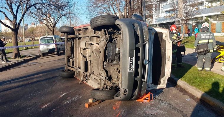 La combi escolar fue impactada por una camioneta y volcó