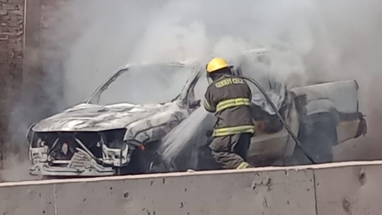 Una camioneta se incendió por completo en el Corredor del Oeste. Foto: Twitter indamdz