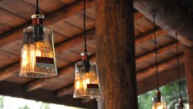 Las lámparas artesanales recicladas son más fáciles de hacer de lo que crees. Foto: The Green Head - https://www.thegreenhead.com/imgs/recycled-1800-tequila-bottle-pendant-lamps-1.jpg