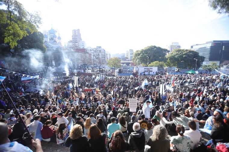 Miles de personas se congregaron en Parque Lezama